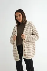 Saco tejido de punto con capucha, diseño a rayas horizontales en tonos beige y marrón. Presenta cierre frontal con botones, mangas largas y bolsillos delanteros.