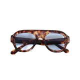 Lentes de sol con armazón de acetato negro y diseño de puente plano, estilo aviador moderno con cristales oscuros.