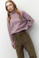 Pantalón de pana de corte ancho y tiro alto, con diseño de cuatro bolsillos y cierre frontal.