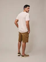 Bermuda cargo de sarga en color azul, con bolsillos laterales con solapa y cierre de botón. Diseño funcional con corte recto y ajuste cómodo.