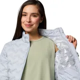 Campera puffer de mujer con tecnología Omni-Heat y Omni-Shield, confeccionada en tejido resistente al agua con aislamiento de plumón. Presenta cierre frontal completo, cuello alto con protector de barbilla, bolsillos laterales con cierre y diseño de costuras térmicas sin costuras.