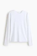 Remera entallada de microfibra color blanco, con escote redondo ribeteado y mangas largas.