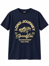 Remera azul marino de manga corta y cuello redondo, con estampa frontal en tono beige que incluye diseño de auto clásico y texto "Long Journey Speedsten".