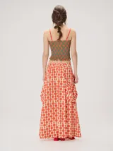Falda midi de tiro alto y silueta evasé, confeccionada en algodón con diseño estampado geométrico en tonos verdes, naranjas y celestes. Cuenta con caída fluida, ruedo ligeramente acampanado y dos bolsillos cuadrados laterales.