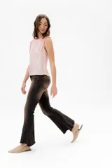 Pantalón de jean acampanado con alforza central.