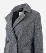 Saco alargado de polyvelour con textura boucle, cuello solapa, abotonado delantero y bolsillos. Forro de poliéster.