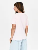 Remera color talle claro con estampado fotográfico en blanco y negro de la ciudad de Nueva York en el centro del pecho.