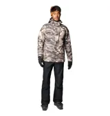 Campera técnica 3 en 1 Columbia, modelo Whirlibird V, con diseño estampado tipo camuflaje en tonos grises. Cuenta con tecnología impermeable Omni-Tech, forro termorreflectante Omni-Heat, capucha ajustable, ventilación en axilas, faldón cortaviento y múltiples bolsillos con cierre.