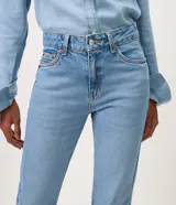 Pantalón de jeans premium azul oscuro de corte recto y cintura media, con bolsillos funcionales, trabillas para cinturón y costuras visibles a contratono. Confeccionado por Marfinno.