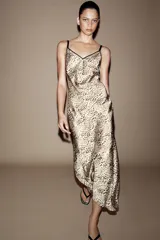 Vestido midi lencero satinado con estampado animal print, escote en V delantero y posterior, y doble tirante fino negro.