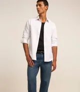 Pantalón de jean azul, de corte recto, con cierre de botón y cremallera, y bolsillos delanteros y traseros.