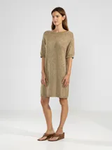 Vestido corto de punto con hilos metálicos Lurex que aportan un brillo sutil. Presenta un calce relajado, cuello redondo, mangas cortas con puños acanalados y una espalda en V pronunciada con un dije decorativo de tigre en color oro rosado.