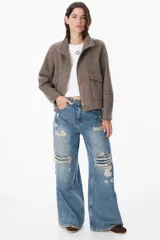 Chaqueta corta de paño color gris, con cuello alto, cierre frontal con cremallera y bolsillos delanteros con solapa.