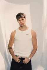 Musculosa blanca de tejido waffle, con un pequeño bordado en color verde en el pecho.