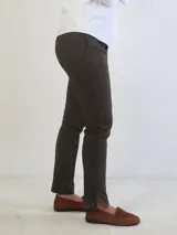 Pantalón chupín de gabardina elastizada color azul petróleo, tiro alto, con alforzas en delantero y trasero, pretina ancha con doble botón, bolsillos traseros falsos y terminación de bajo con puño y botón.