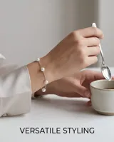 Pulsera de cadena de plata con perlas espaciadas a lo largo de su diseño.