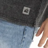 Remera marrón de corte oversize con etiqueta tejida en el frente.