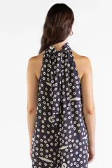 Vestido largo negro con cuello halter y estampado exclusivo de pequeños círculos y peces. Diseño sin mangas y corte fluido.