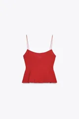Top negro de escote redondo con tirantes finos y diseño peplum.