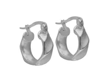 Aros tipo argolla pequeña de acero con diseño geométrico facetado y acabado texturizado.