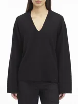 Sweater negro de lana con escote en v y mangas largas.