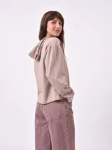 Hoodie beige de manga larga con capucha y puños acanalados a rayas blancas y marrones.