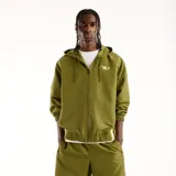 Campera New Balance de hombre, modelo Trackside, color verde militar, con capucha, cierre frontal completo y puños elásticos. Presenta el logo de la marca en el pecho.