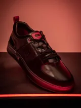 Championes de edición limitada inspirados en Darth Vader, en color negro con detalles en rojo. Presentan una construcción en cuero y descarne, con cierre de cordones y suela de TPR.