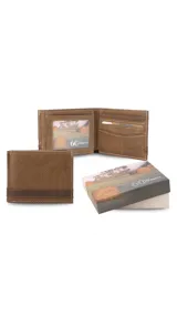 Billetera de cuero color marrón con textura granulada y detalle de franja horizontal en tono más oscuro con el logo grabado. Cuenta con múltiples compartimentos para billetes, tarjetas y visores.