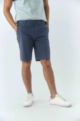 Bermuda tipo chino de gabardina texturizada, con diseño de cinco bolsillos, cierre de cremallera y botón frontal.