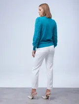 Buzo de tejido de hilado fino color celeste, marca Zac & Rachel. Mangas largas de gasa con bordado desflecado.