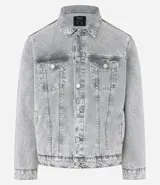 Campera de jean de hombre, color celeste claro con efecto desteñido y desgastado. Presenta cuello, manga larga, cierre frontal con botones blancos y dos bolsillos con solapa y botón en el pecho.