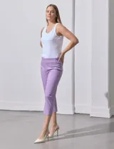 Pantalón capri de gabardina elastizada color beige, marca Zac & Reachel. Pretina ancha elastizada. Delantera y trasera con bolsillos simulados.