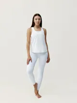 Musculosa deportiva blanca con logo en el pecho y motivo reflectante en la espalda.