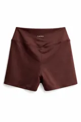 Short deportivo de tiro alto con cintura cruzada en V, confeccionado en tejido técnico elástico.