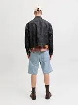 Shorts de denim de corte holgado y largo hasta las rodillas, en color celeste claro, estilo bermuda de jean.