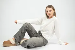 Remera blanca de corte clásico con mangas largas y cuello redondo.