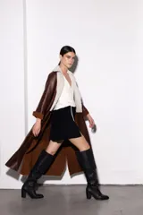 Tapado largo de cuero color chocolate con solapa de corderito color crema.