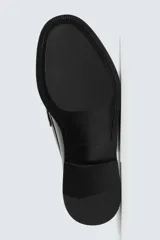 Mocasín de vestir fabricado en piel color marrón oscuro, con detalle de antifaz en el empeine, plantilla de piel y suela a contraste con ligero tacón.