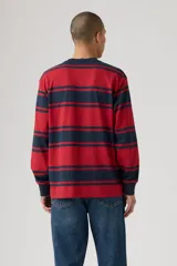 Remera de manga larga Levi's, con cuello redondo y estampado de rayas horizontales en rojo y azul marino. El logo de Levi's está bordado en el pecho.