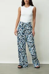 Pantalón ancho de tiro alto, color negro, con lazo para atar en la cintura.