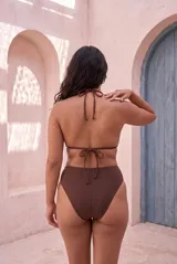 Top de bikini triangular color negro con copas removibles y tiras finas para atar al cuello y la espalda.