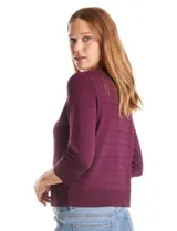 Cardigan de tejido fino con abotonadura frontal, cuello redondo y mangas tres cuartos con puños acanalados.