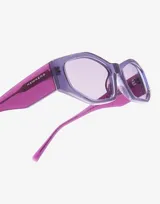 Lentes de sol Hawkers modelo Aperol con armazón de diseño geométrico en color gris con acabado brillante y patillas en tono violeta traslúcido. Cuentan con cristales en tono lila claro.