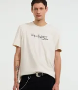 Remera de algodón con cuello redondo y manga corta, de corte holgado. Presenta un diseño estampado en la espalda con temática de la saga Crepúsculo, incluyendo fotografías de los personajes, citas icónicas y gráficos estilo collage.
