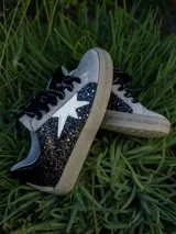 Championes urbanos Champion modelo Gian, color blanco con detalles en gris y estrella dorada en el lateral.