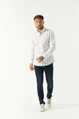 Camisa de manga larga para hombre, color azul claro con microestampado de cuadros. Presenta un corte slim y cuello abotonado.