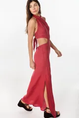 Vestido largo azul marino de lino italiano, con escote halter, aberturas laterales en la cintura y tajo en la falda.