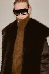 Abrigo largo de Zara Woman Collection en color marrón chocolate, con cuello de solapa amplio, mangas largas y cinturón ajustable del mismo tejido. Presenta detalles de forro interior y acabados en efecto pelo a tono en cuello, puños y bordes frontales.