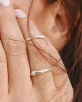 Anillo de plata 925 con diseño orgánico irregular.